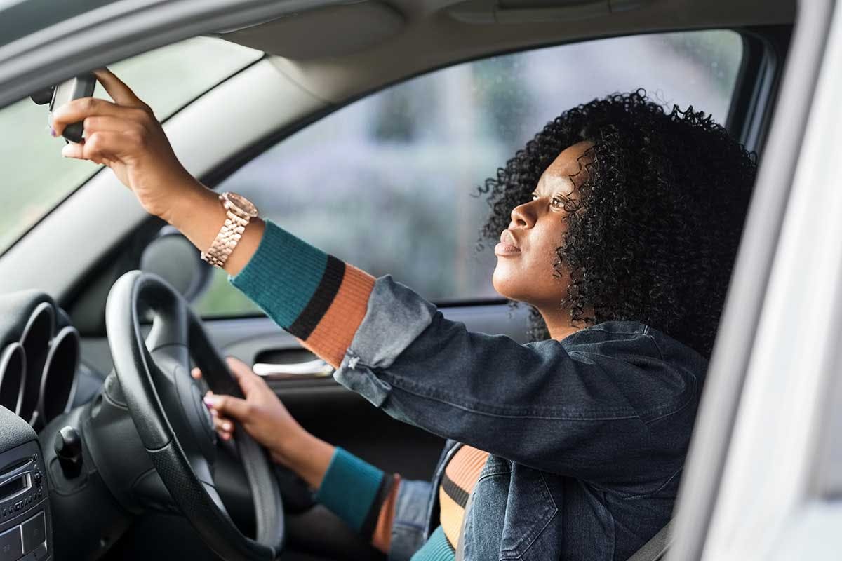 Vrouw in auto