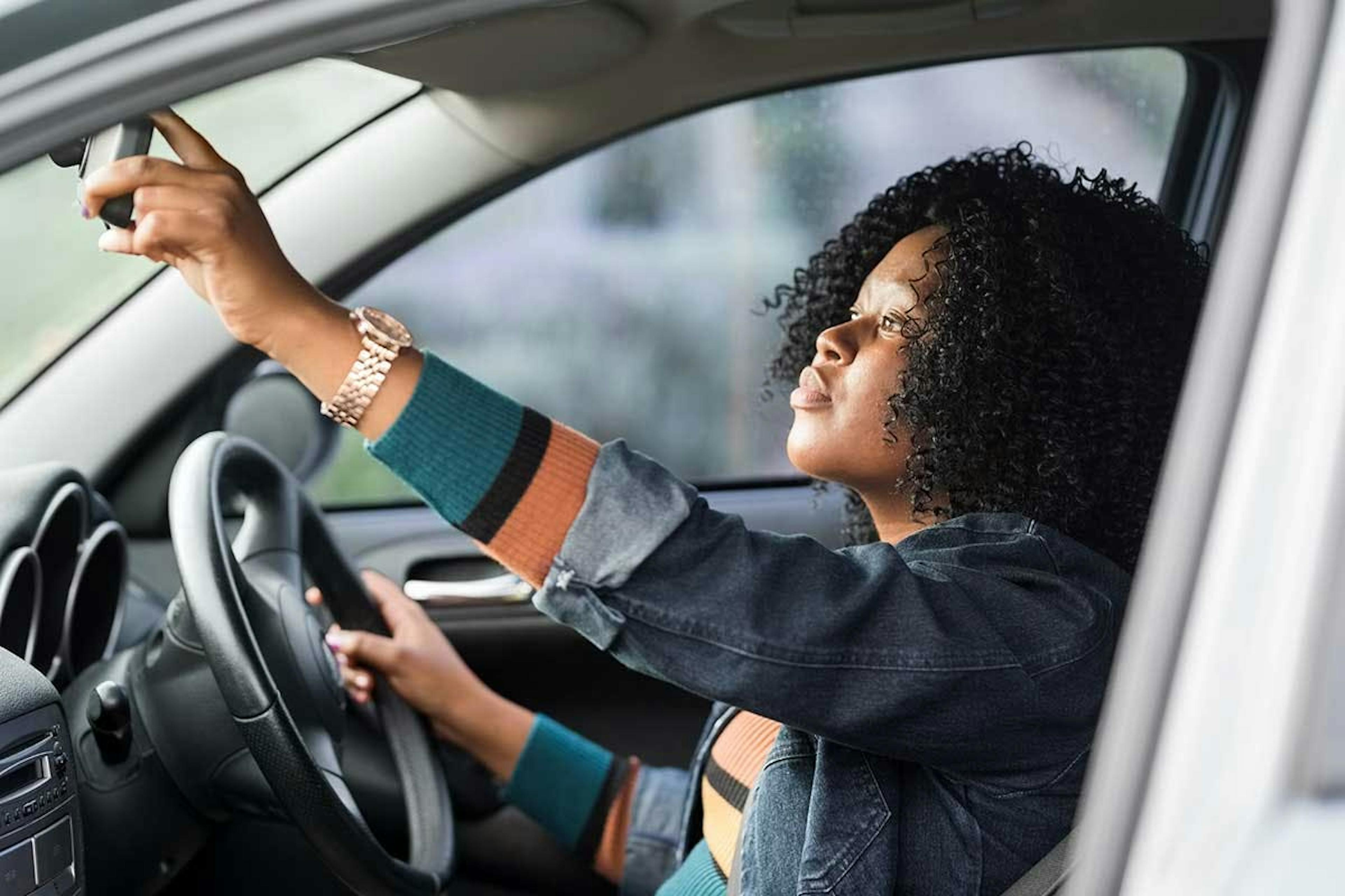 Vrouw in auto